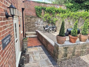 Cottage | Outdoor dining - Chestnuts Barn (Belper)