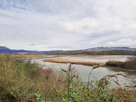 Un río serpentea por un paisaje con colinas a lo lejos.