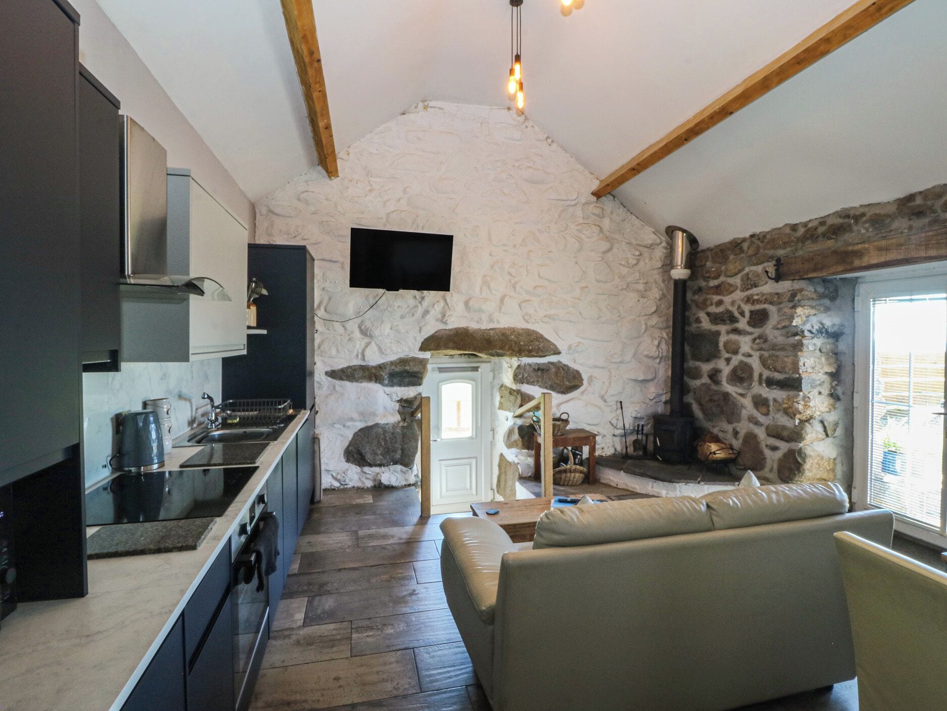 Cottage | Private kitchen | Fridge, dishwasher, electric kettle, cookware/dishes/utensils