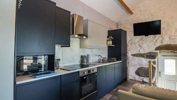 Cottage | Private kitchen | Fridge, dishwasher, electric kettle, cookware/dishes/utensils