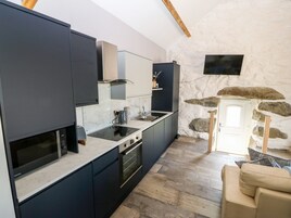 Cottage | Private kitchen | Fridge, dishwasher, electric kettle, cookware/dishes/utensils