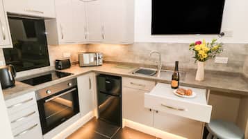Cottage | Private kitchen | Fridge, electric kettle, toaster, cookware/dishes/utensils