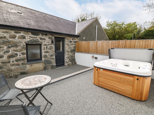 Tyddyn Sianel - Celyn