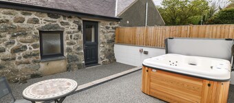 Tyddyn Sianel - Celyn