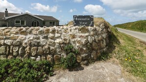 Un mur de pierre sur lequel est apposée une plaque indiquant « Boscaste View ».