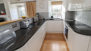 Cottage | Private kitchen | Fridge, dishwasher, electric kettle, toaster