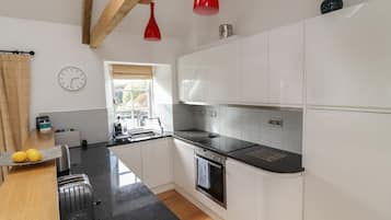 Cottage | Private kitchen | Fridge, dishwasher, electric kettle, toaster