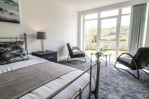 3 bedrooms, individually decorated, individually furnished, free WiFi - 2 Pensyflog Barns (Porthmadog)