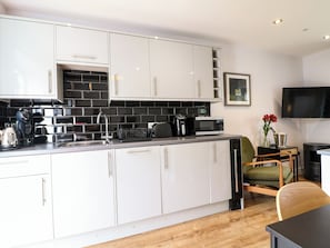 Cottage | Private kitchen | Fridge, microwave, dishwasher, electric kettle - The Den, Bank Top Farm (Ashbourne)