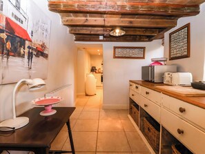 Casa de campo | Cocina privada | Refrigerador, lavavajillas, tetera eléctrica y tostadora