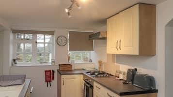 Cottage | Private kitchen | Fridge, dishwasher, electric kettle, toaster