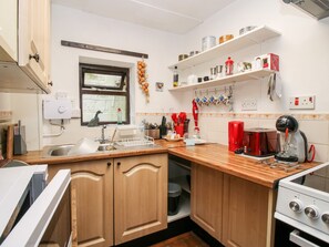 Tủ lạnh, ấm điện, lò nướng bánh mì, dụng cụ nấu nướng/bát dĩa/dao nĩa 