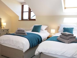 2 habitaciones, decoración personalizada y muebles diferentes 