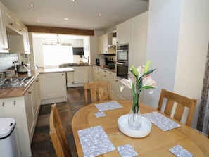 Cottage | Private kitchen | Fridge, dishwasher, electric kettle, toaster - 4 Anglesey Road (Llandudno)