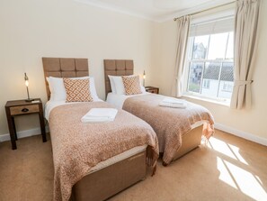 Cottage | 4 bedrooms, individually decorated, individually furnished, free WiFi