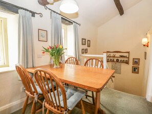 Sumarhús | Einkaeldhús | Ísskápur, uppþvottavél, rafmagnsketill, brauðrist