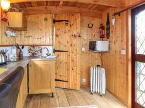 Casa de campo | Cocina privada | Frigorífico, hervidor eléctrico y utensilios de cocina
