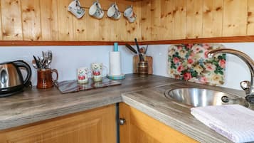 Cottage | Private kitchen | Fridge, electric kettle, cookware/dishes/utensils