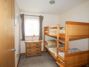 2 Schlafzimmer, individuell dekoriert, individuell eingerichtet