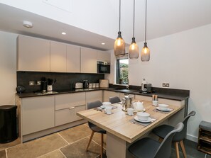 Cottage | Private kitchen | Fridge, dishwasher, electric kettle, toaster - Vale Lodge (Pewsey)