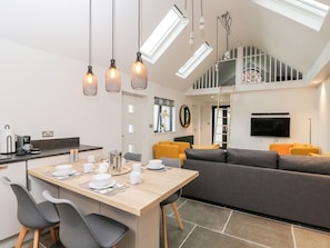 Cottage | Dining - Vale Lodge (Pewsey)