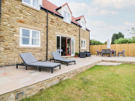 Cottage | Terrace/patio. Stackyard House