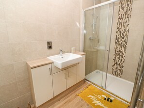 Cottage | Bathroom | Shower - Stackyard House (Spennymoor)