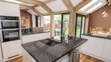 Cottage | Private kitchen | Fridge, dishwasher, electric kettle, toaster