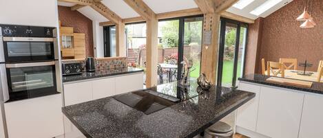 Cottage | Dapur peribadi | Peti sejuk, mesin basuh pinggan mangkuk, cerek elektrik, pembakar roti