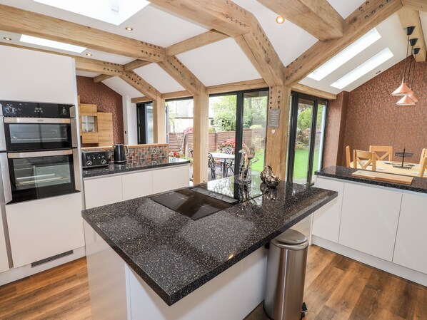 Cottage | Private kitchen | Fridge, dishwasher, electric kettle, toaster