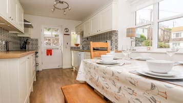 Cottage | Private kitchen | Fridge, dishwasher, electric kettle, cookware/dishes/utensils