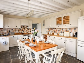 Casa rural | Cuina privada | Frigorífic, rentaplats, bullidora elèctrica i torradora