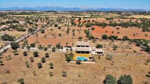 A large, open property with a swimming pool, surrounded by dry grass and scattered trees. - Ballester 034 fantastic finca with private pool, large terrace, barbecue and air conditioning (Santa Margalida)