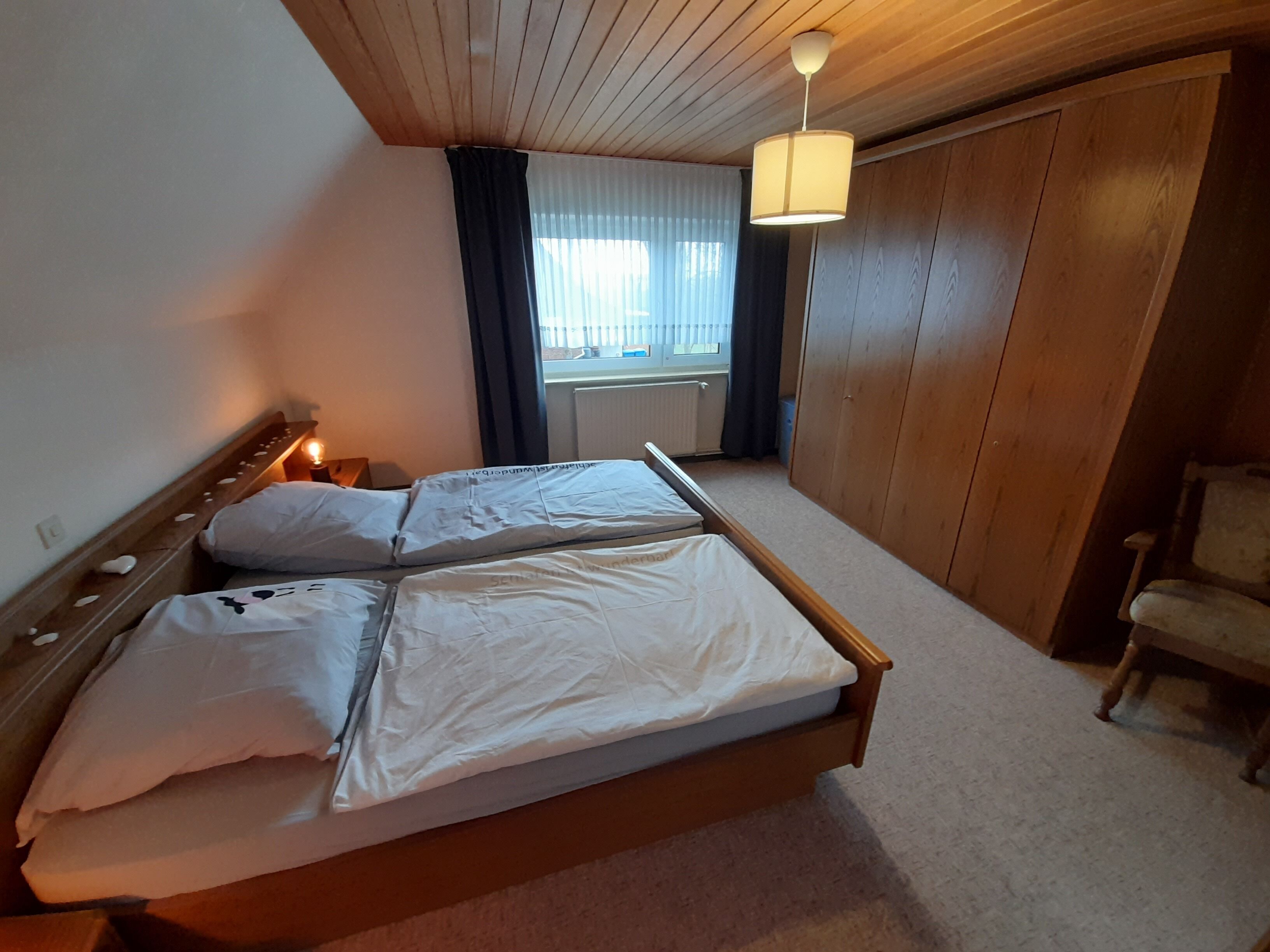 2 slaapkamers, een strijkplank/strijkijzer, reisbedje, gratis wifi
