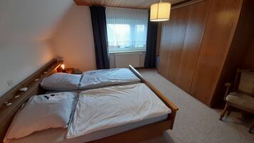 2 slaapkamers, een strijkplank/strijkijzer, reisbedje, gratis wifi