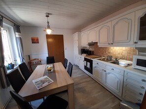 Kühlschrank, Mikrowelle, Herdplatte, Wasserkocher mit Kaffee-/Teezubehör