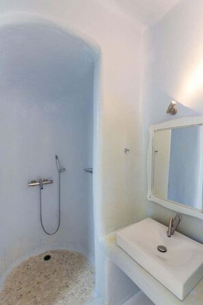 Villa | Badkamer | Een douche