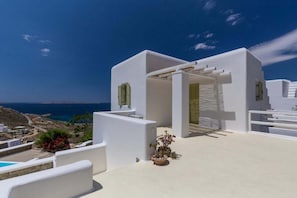 Enjoy a tranquil seaside escape with a covered outdoor area offering a flat roof and stunning sea views.