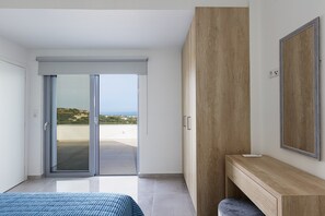 5 عدّة غرف نوم وخزنة داخل الغرفة ومكواة/لوح كي وسرير سفر