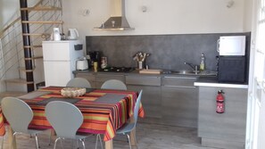 Réfrigérateur, micro-ondes, four, plaque de cuisson