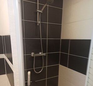 Douche, sèche-cheveux