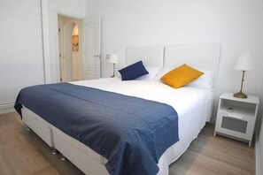 4 habitaciones, tabla de planchar con plancha y cuna de viaje 