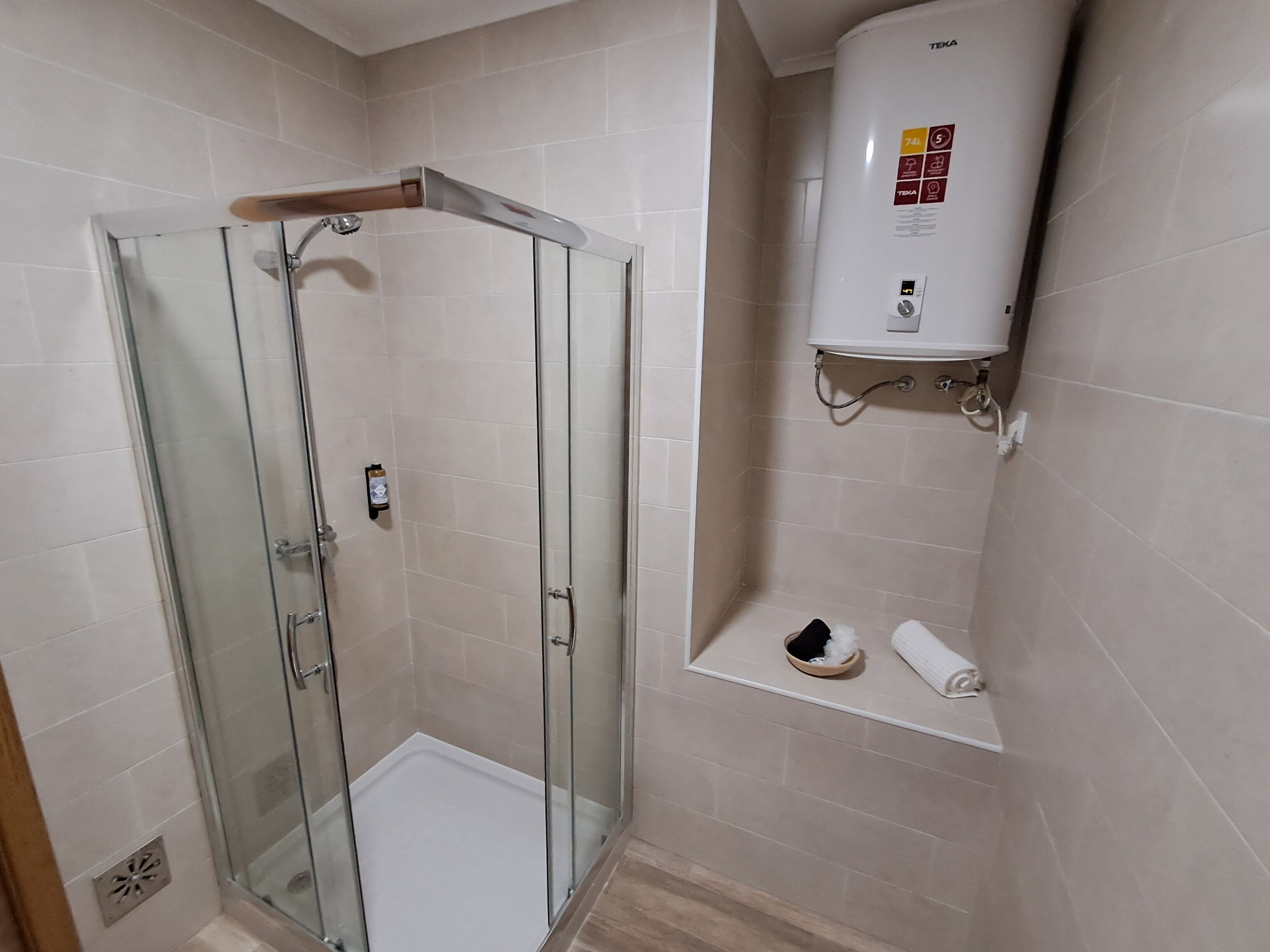 Douche, sèche-cheveux, serviettes fournies, savon