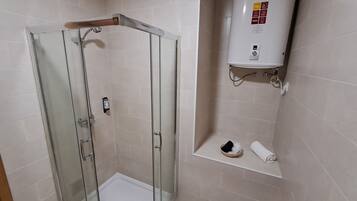 Een douche, een haardroger, handdoeken, zeep