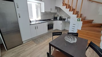 Frigorifero, microonde, forno, piano cottura