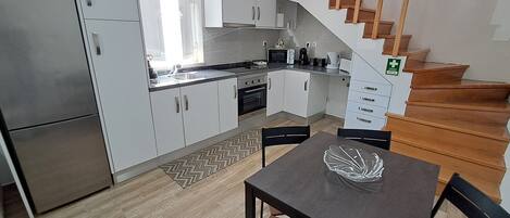 Refrigerador, microondas, horno, placa de cocina