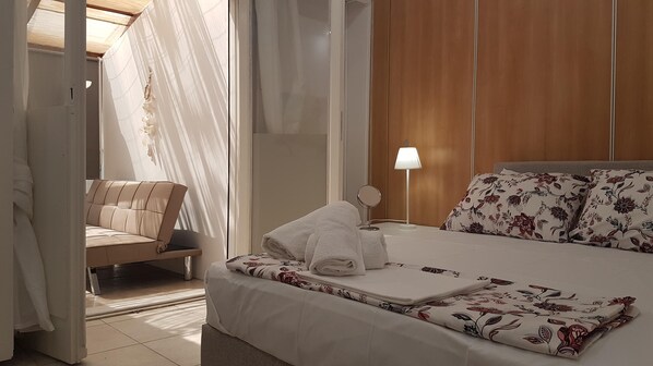 5 bedrooms, desk, laptop workspace, iron/ironing board