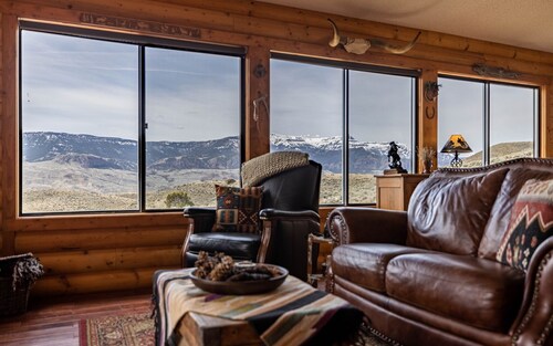 Jim Mountain Retreat- Mountaintop Views, Seasonal Hot Tub, Large Group Retreat