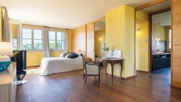 5 bedrooms, desk, iron/ironing board, free WiFi