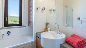Bathtub, hair dryer, bidet, towels - Villa Le Fontane 12, Emma Villas (Todi)